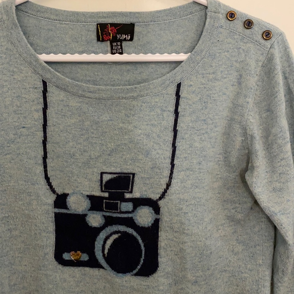 Super cute 📷Camera graphic sweater📸